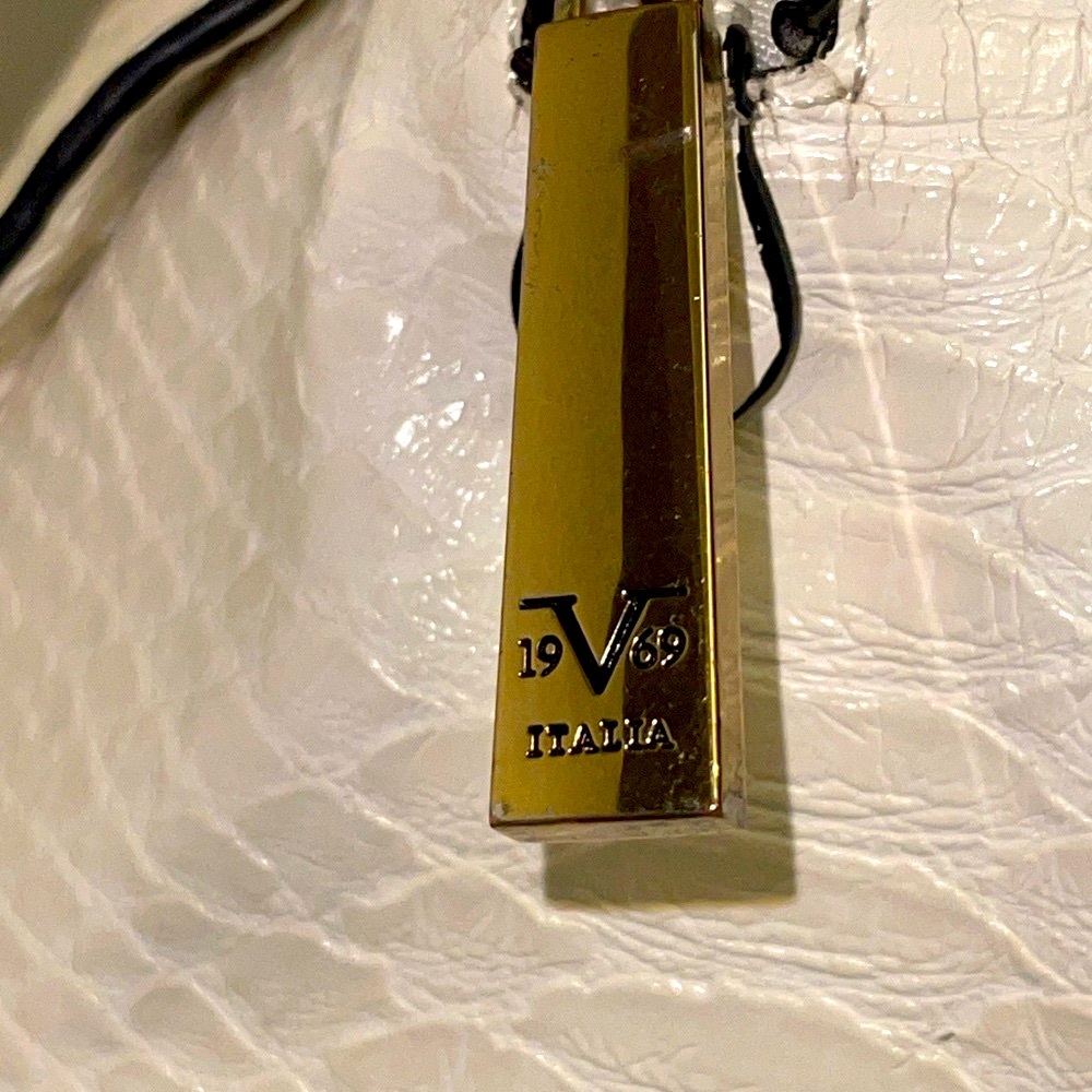 Versace 19V69 Luxurious White Satchel with Quilted Texture and Gold Accents - Picture 17 of 17